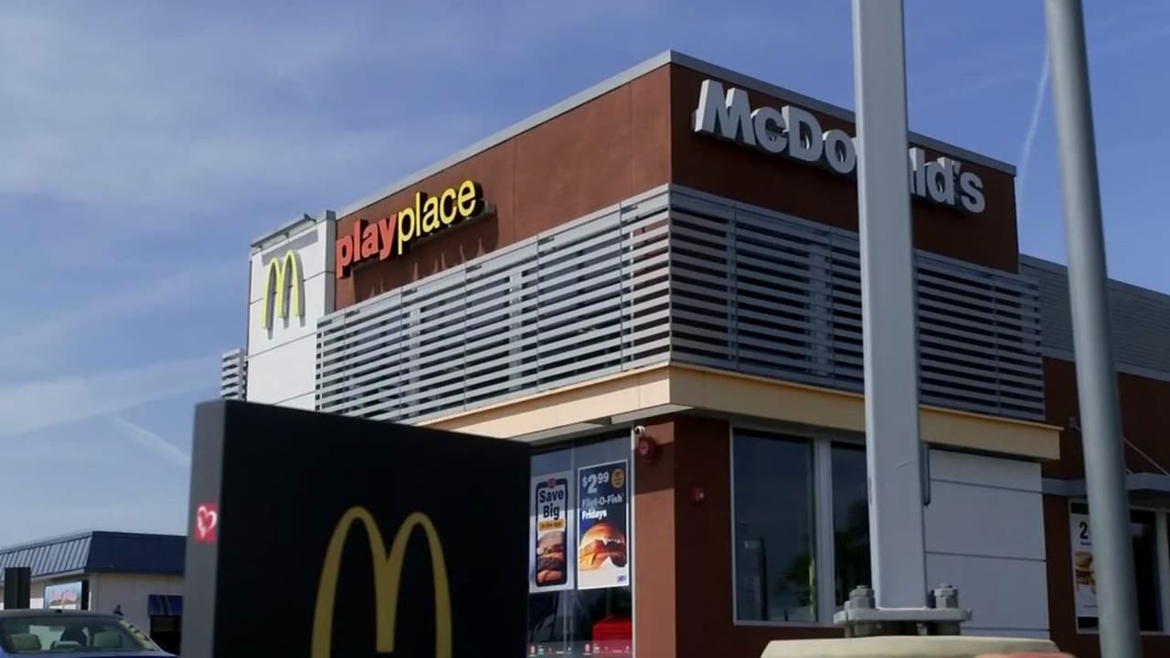 Noticias de negocios en 1 minuto N+ Univision: Menús económicos habrían ayudado a los ingresos mundiales de McDonald's