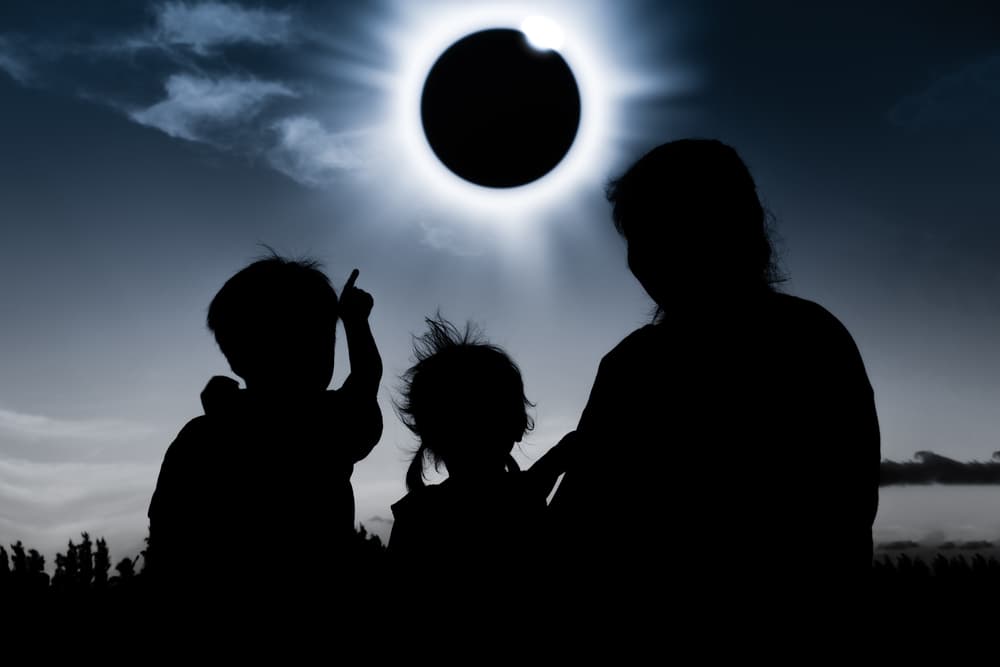 Los eclipses de Sol de enero y julio, así como los de Luna, también en esos meses incidirán de manera muy intensa en tu horóscopo escorpiónido.
<br>