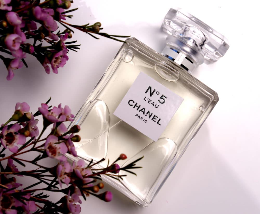 <b>N°5<i> </i>L'EAU, de Chanel</b>
<br>Ya sabemos que las mamás han coronado al Chanel N°5 como uno de sus perfumes de cabecera, pero considerando que ese es un perfume mítico ideal para una transición a la adultez, las adolescentes pueden disfrutar de esta fragancia más suave que tiene notas de limón, naranja y mandarina y que ha sido creada por el tradicional perfumero de la casa, Olivier Polge, pensando en espíritus más jóvenes.