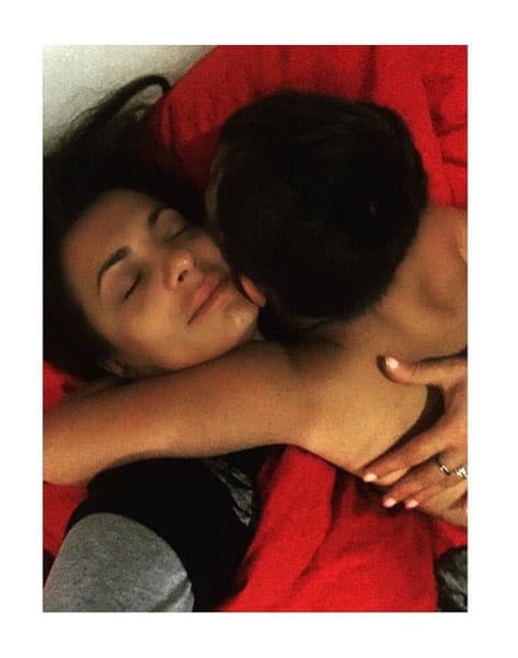 Se nota el gran cariño que los dos le tienen a su hijo.