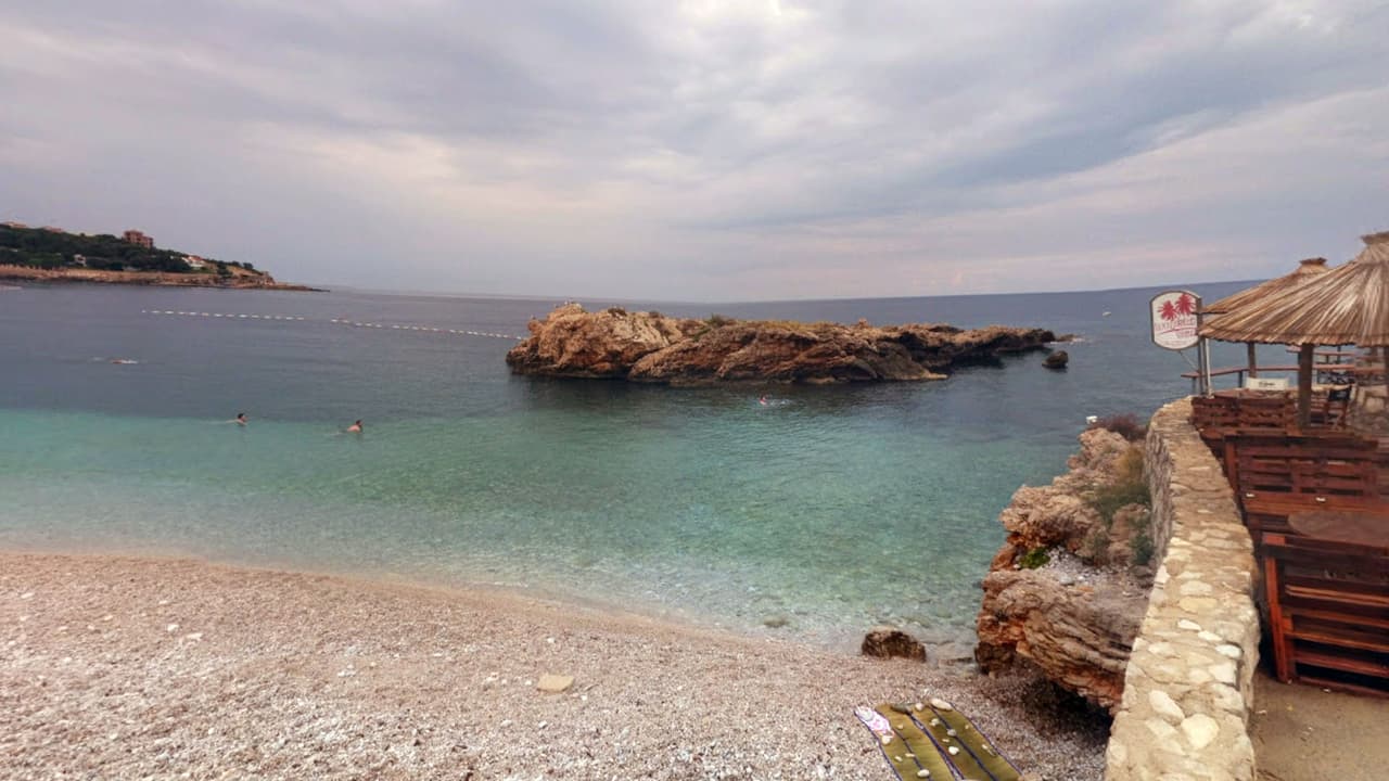 16. Cuando la ex Yugoslavia se disolvió, surgieron varios países independientes y entre ellos está Montenegro que es una zona tranquila con parques nacionales donde se localiza Sveti Stefan, un pequeño pueblo de pescadores convertido en un refugio de lujo épico que lo esta colocando al frente de muchos amantes de la playa.