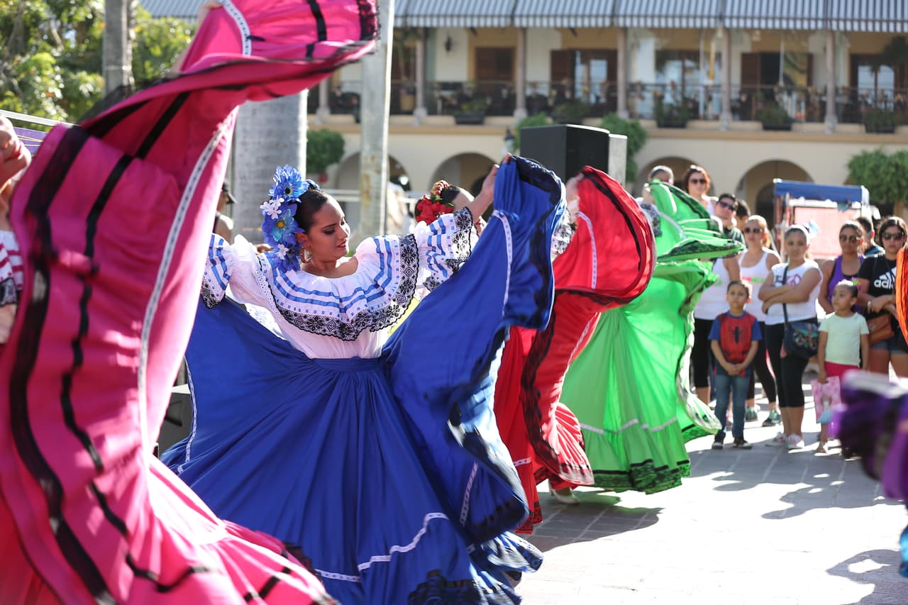 Los turístas se deleitan con las demostraciones culturales.