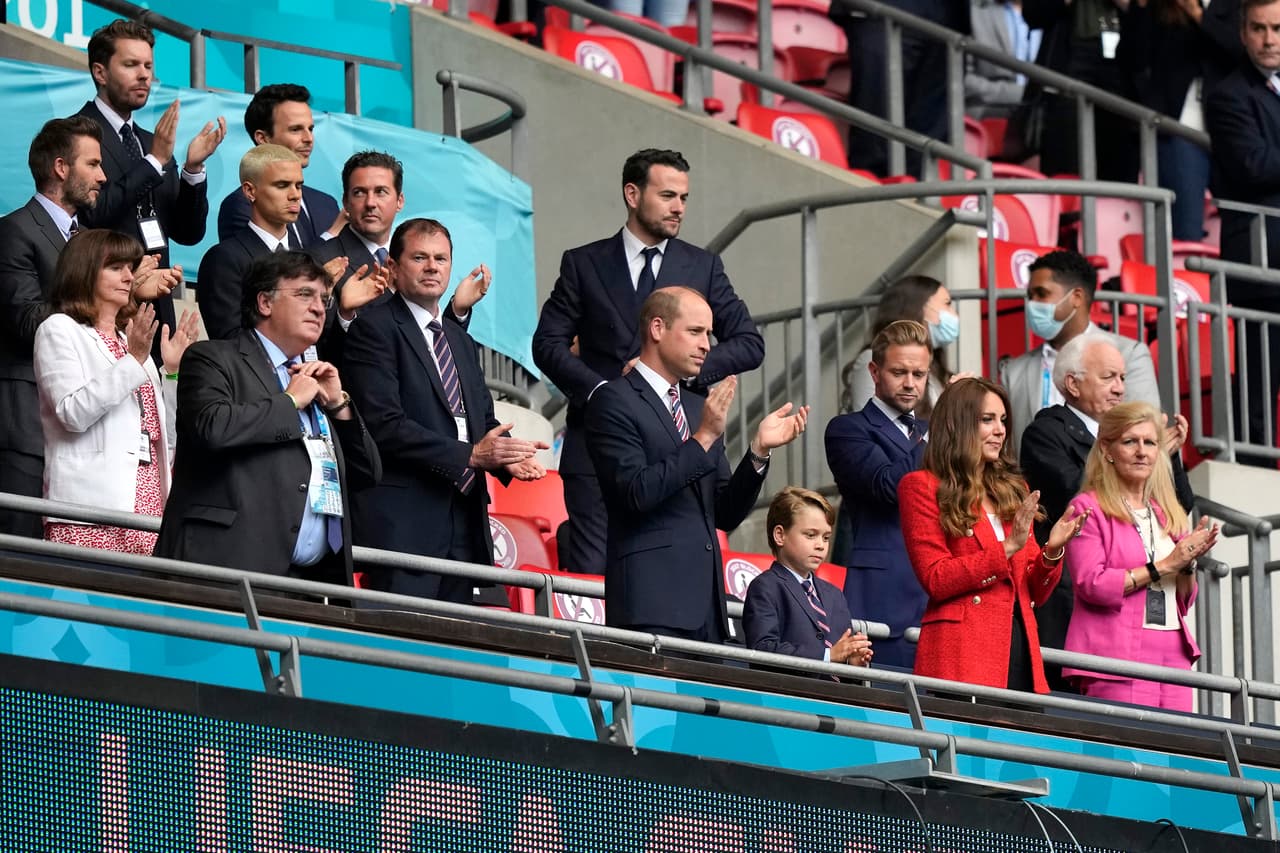 El príncipe George 
<b><a href="https://www.univision.com/famosos/el-principe-william-disfruta-la-victoria-de-su-equipo-favorito-de-futbol-en-compania-de-su-familia-fotos" target="_blank">asistió con su padre a su primer juego de fútbol</a></b> para ver al Aston Villa contra Norwich City en octubre de 2019.
<br>