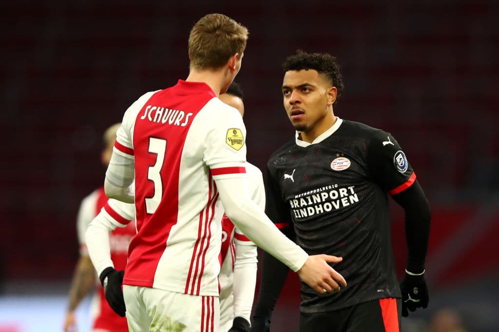 PSV y Ajax empatan 2-2 en el clásico de la Eredivisie. Eran Zahavi marcó doblete para los 'rojiblancos', mientras que Quincy Promes y Antoni Matheus Dos Santos, le dieron el empate al Eindhoven.