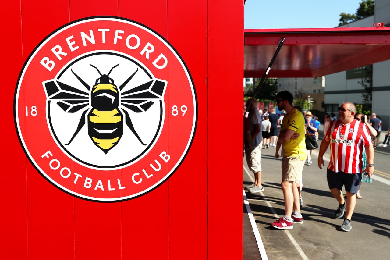 La afición del brentford espera por el Manchester United en casa.
<br>