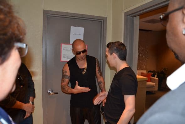 Y mostrando su gran humildad y respeto, detrás de cámaras tendió la mano a todos los presentes.