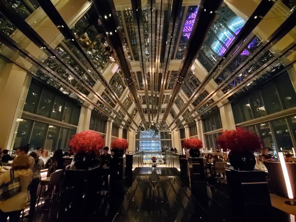 <b>JG SkyHigh</b>
<br>Dirección: 1 N 19th St Fl 60 Philadelphia, PA. 19103
<br>Teléfono: (215) 419-5000
<br>Sitio web: 
<a href="https://m.fourseasons.com">https://m.fourseasons.com</a> 
<br>
<b><a href="https://www.yelp.com/map/jg-skyhigh-philadelphia">Cómo llegar</a></b>
<br>
<br>Una usuaria de Yelp dijo: “Tuvimos una noche muy romántica y divertida celebrando nuestro aniversario en JG SkyHigh. Este lugar está ubicado en el piso 59 del Hotel Four Seasons. Entras por el hotel y tomas el ascensor. Tan pronto como salgas del ascensor, te sorprenderá el interior del lugar. Me encanta el aspecto moderno y elegante del salón. La escalera mecánica ubicada en el medio de este salón te lleva a un restaurante que ofrece menús de degustación de múltiples platos”.