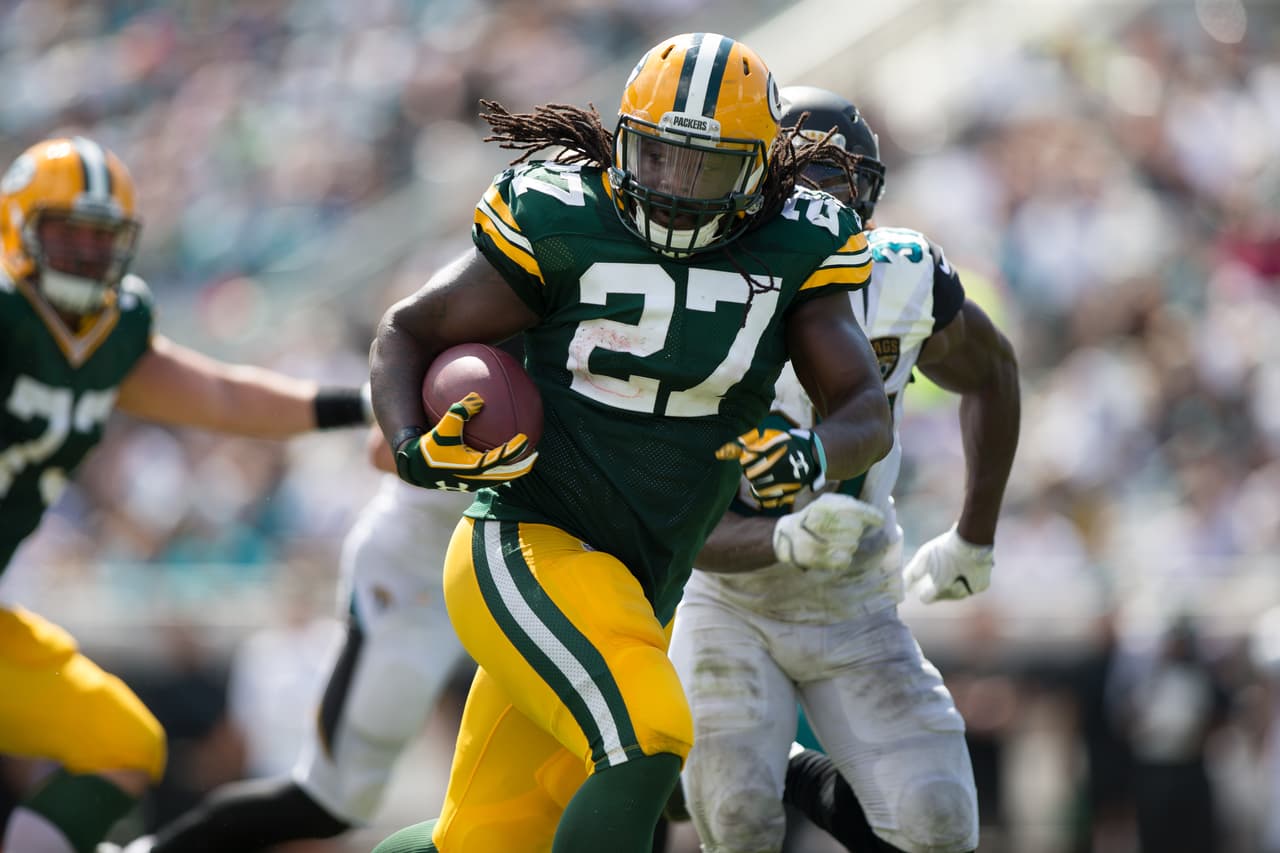 <b>29 RB - <a href="http://www.univision.com/deportes/futbol-americano/national-football-league/eddie-lacy-el-nuevo-beast-mode-de-seattle-video" target="_blank">EDDIE LACY</a>: <a href="http://www.univision.com/deportes/futbol-americano/national-football-league/eddie-lacy-fue-contratado-por-los-seattle-seahawks" target="_blank"><i>FIRMADO POR</i></a></b> 
<b>SEATTLE SEAHAWKS</b>
<br>La buena noticia: Lacy promedió una carrera de 5.07 yardas por cargar en un pequeño tamaño de muestra de trabajo antes de una cirugía de tobillo en la temporada. La mala noticia: A través de una serie de fluctuaciones de peso, su juego de piernas no ha vuelto a la forma preternaturally ágil que provocó su éxito en 2013 y '14.