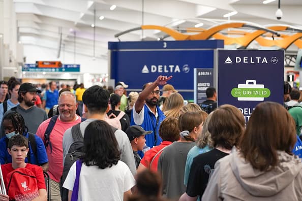 ATLANTA, GEORGIA - 20 DE JULIO: La gente hace fila en el Aeropuerto Internacional Hartsfield-Jackson el 20 de julio de 2024 en Atlanta, Georgia. Tras la interrupción global de TI de ayer, la gente sigue teniendo problemas para navegar en los viajes aéreos, encontrar su equipaje y volver a reservar vuelos que habían sido cancelados. (Foto de Megan Varner/Getty Images) Crédito: Getty Images.