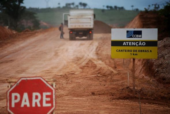 Cuando arrancó el proyecto, Antonia Melo, coordinadora del Movimiento Xingú Vivo para Siempre, denunció: "Es una obra criminal, que significa la destrucción ambiental de una gran área de selva, que afectará la vida de decenas de miles, y que secará el río para cinco aldeas indígenas que perderán la supervivencia de su alimentación".