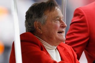 Una miembro de la familia Kennedy aseguró que el expresidente George H. W. Bush votará por Hillary Clinton.