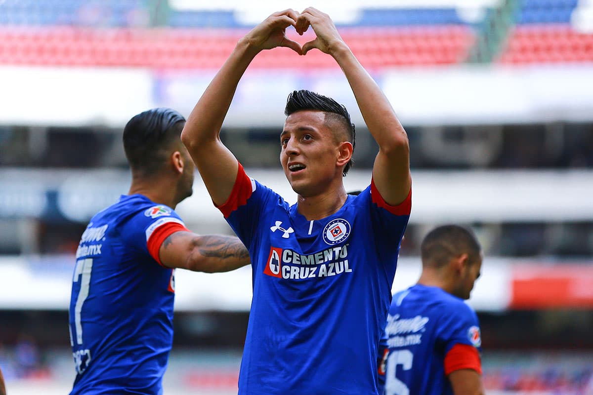 El delantero Roberto Alvarado anotó el primer gol para el equipo 'Azul' al minuto 33'.