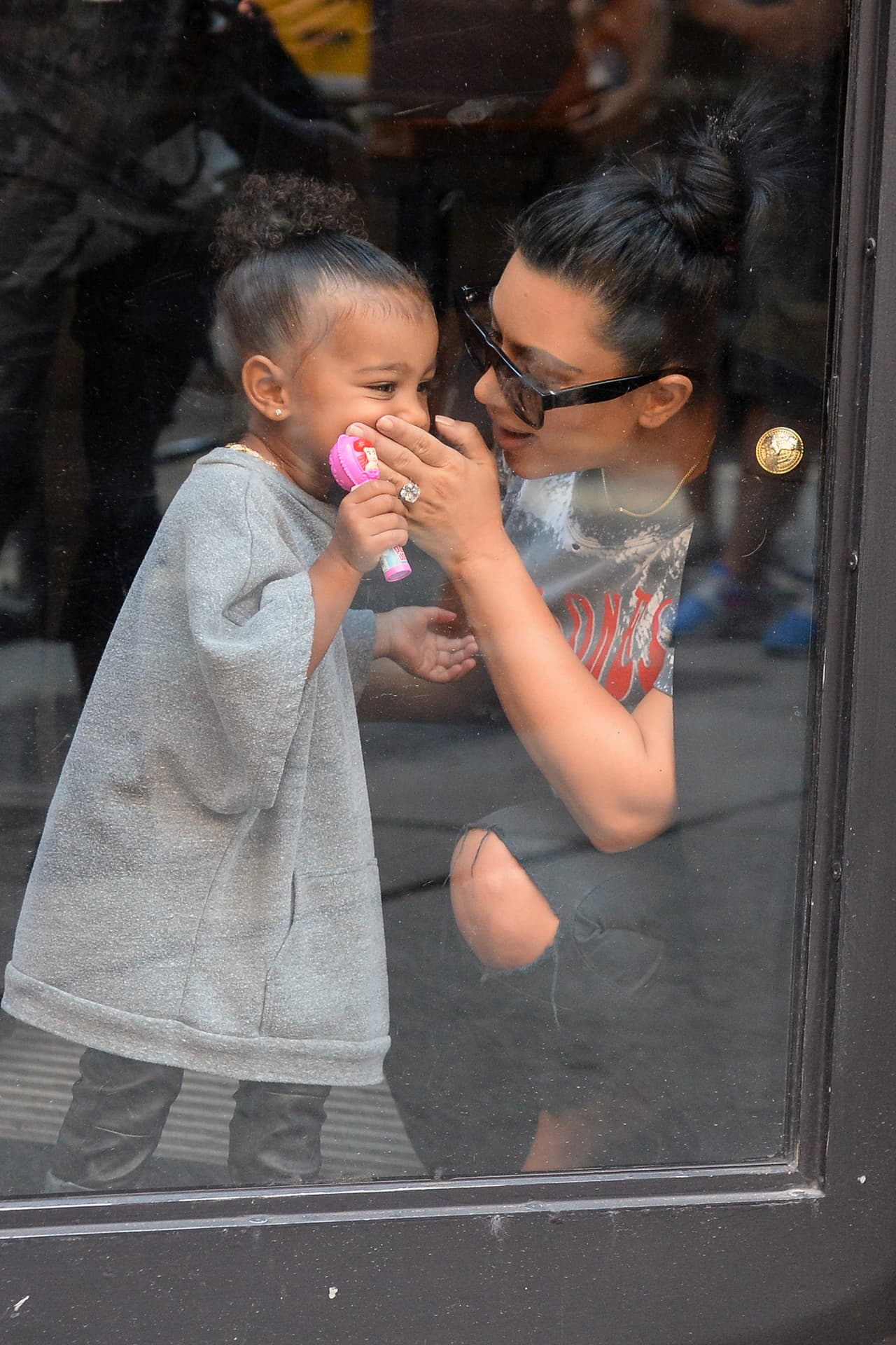 Adoramos captar a esta pequeña, quien no deja de sorprender a las cámaras.