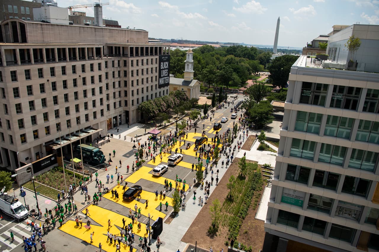La caravana con los restos del congresista y líder de derechos civiles John Lewis en la nueva calle ´'Black Lives Matter' de Washington DC. Esta emblemática calle recién fue bautizada con el nombre del movimiento por los derechos de los afroestadounidenses.