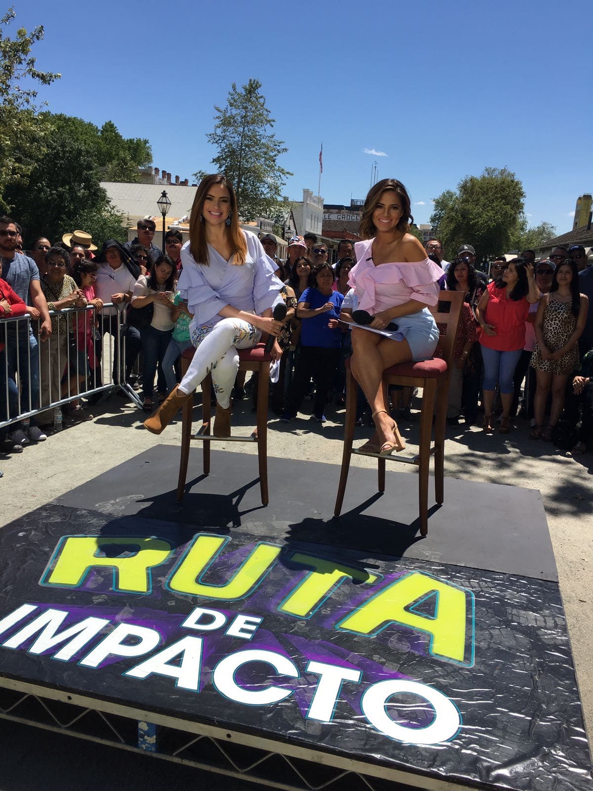 Michelle y Pamela minutos antes de empezar la transmisión en Sacramento.
