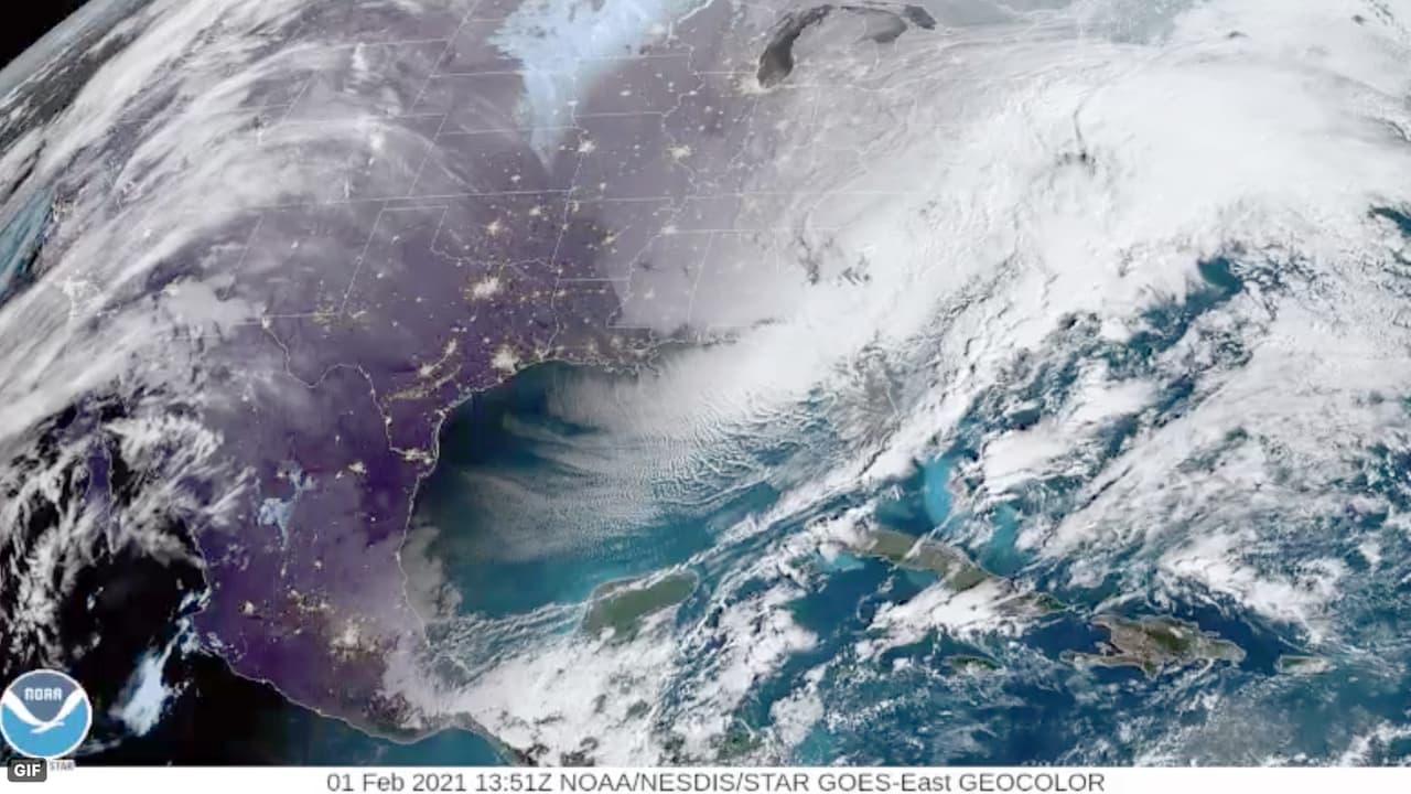 “El ‘Nor'Easter’ comenzó a moverse esta mañana frente a la costa este. Es posible que caigan entre 1 y 2 pies de nieve en algunas áreas metropolitanas importantes, por lo que muchas personas pasarán mucho tiempo en casa”, escribió el Servicio Nacional de Meteorología junto a esta fotografía satelital publicada el lunes 
<a href="https://twitter.com/NWS/status/1356252599671025664/photo/1"><u>en su cuenta de Twitter</u></a>.