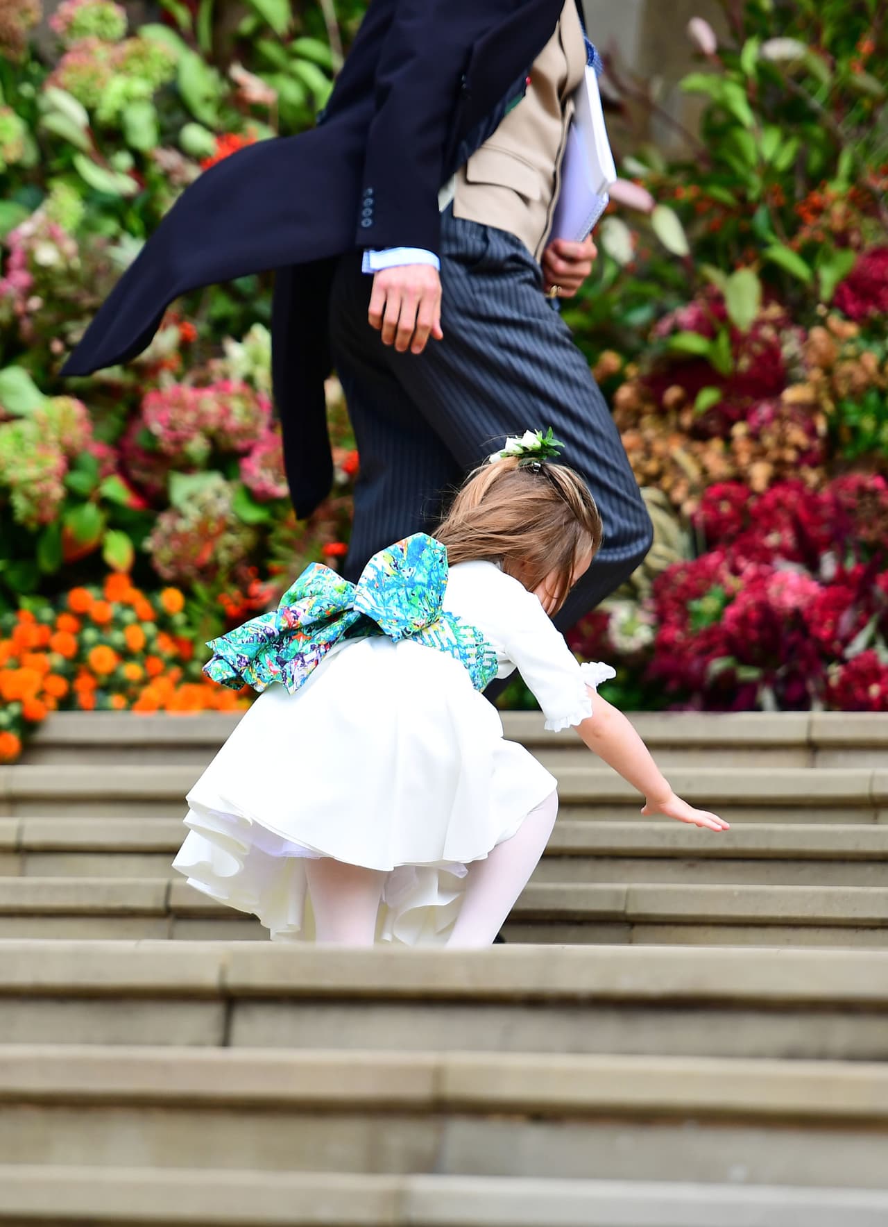 La princesa Charlotte también tropezó en las escaleras de la capilla.