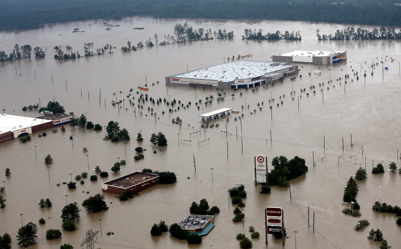 Una tienda Costco sumergida en las aguas de la inundación. En Humble, al norte de Houston.
