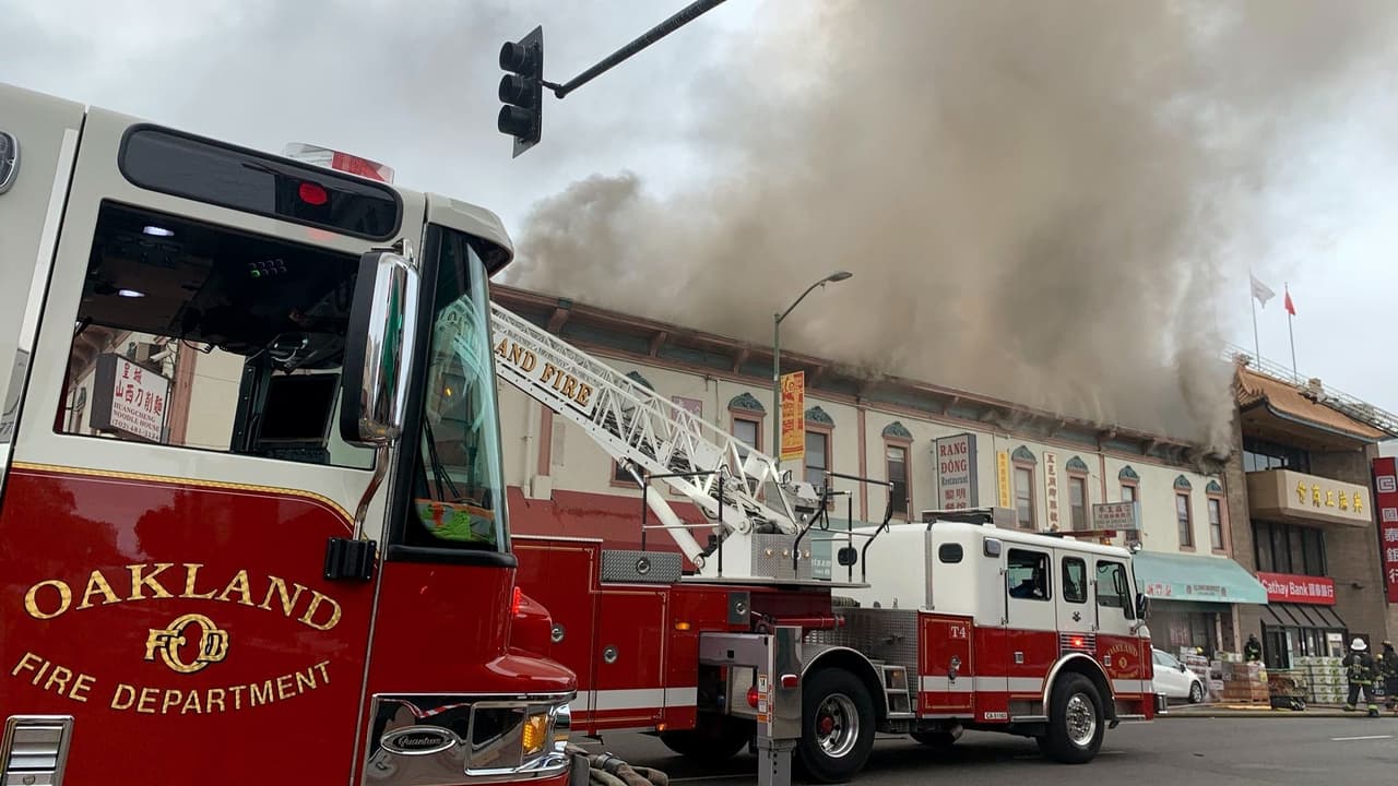 Más de 70 bomberos sofocan un incendio de 5 alarmas en el barrio Chinatown de Oakland