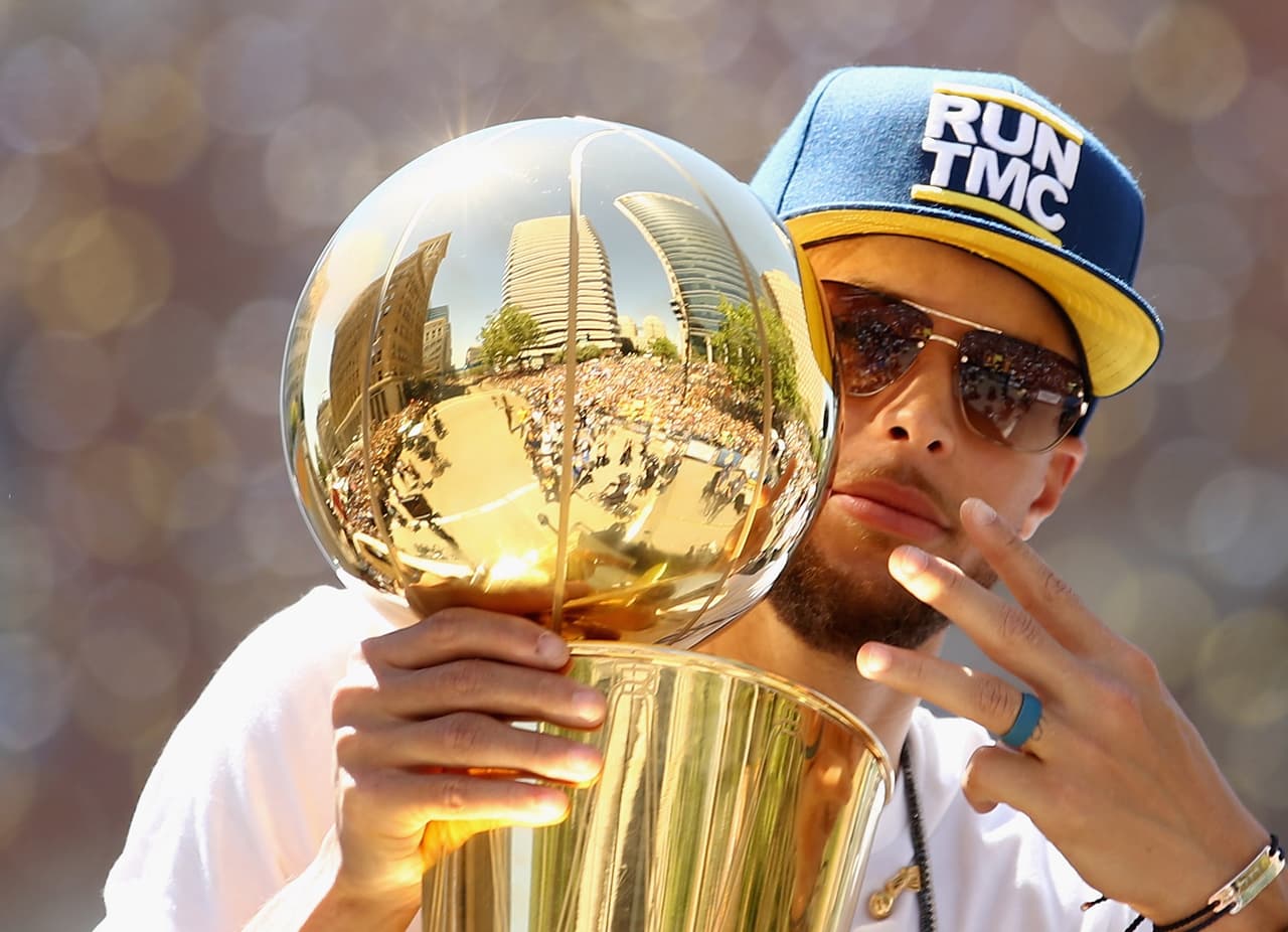 <b>1. Stephen Curry (Golden State Warriors) - </b>37.46 millones de dólares.