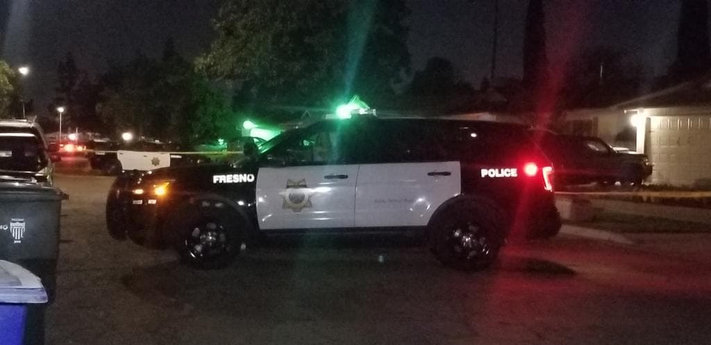 Investigan homicidio tras encontrar un hombre muerto en una residencia al norte de Fresno