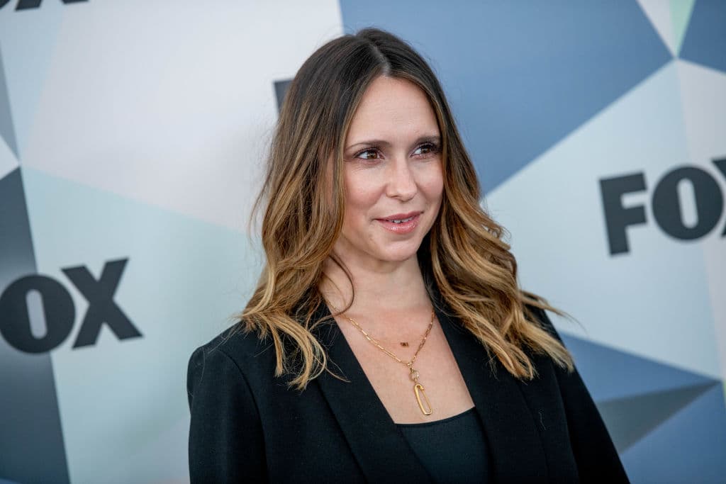 Después de ese tropiezo, Jennifer Love Hewitt se despidió de los protagónicos de Hollywood y tuvo que conformarse con apariciones en series como 'Love Bites' y 'The Client List'.