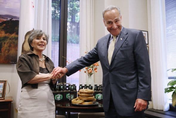 El senador Charles Schumer y senadora Barbara Boxer con pretzels y cerveza de Nueva York para resolver una apuesta de los dos tenía el campeonato de la Liga Nacional de Hockey