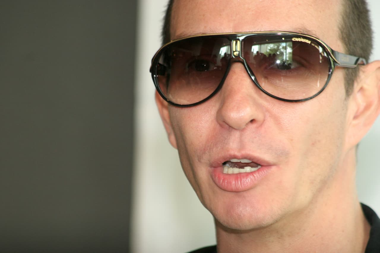 A los 45 años 
<b><a href="http://www.univision.com/shows/hoy/la-historia-de-amor-de-andrea-legarreta-y-erik-rubin-fotos">Erik Rubín</a></b> fue internado por un fuerte dolor abdominal, los médicos descubrieron que solo tenía un riñón.