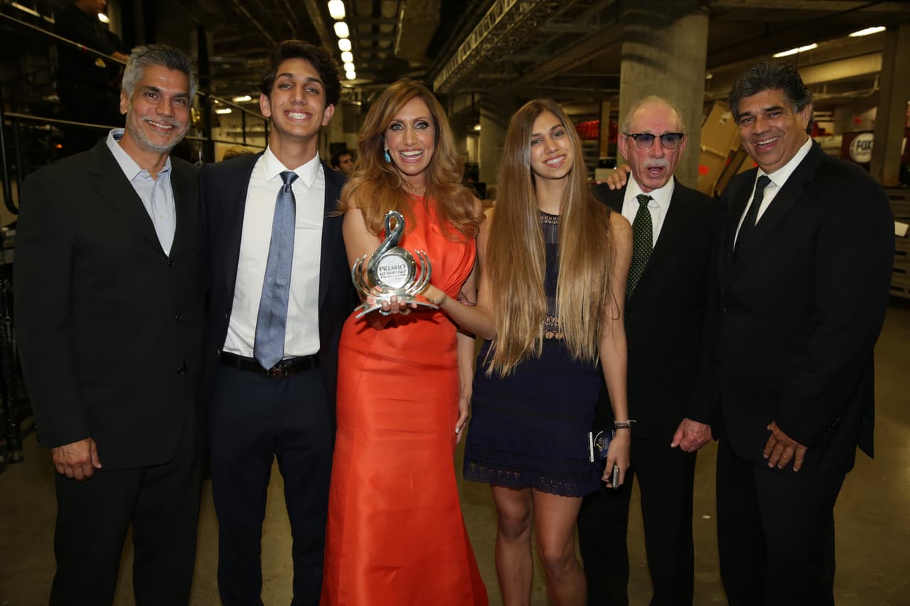 La familia entera posando con Lili y su Premio Lo Nuestro.