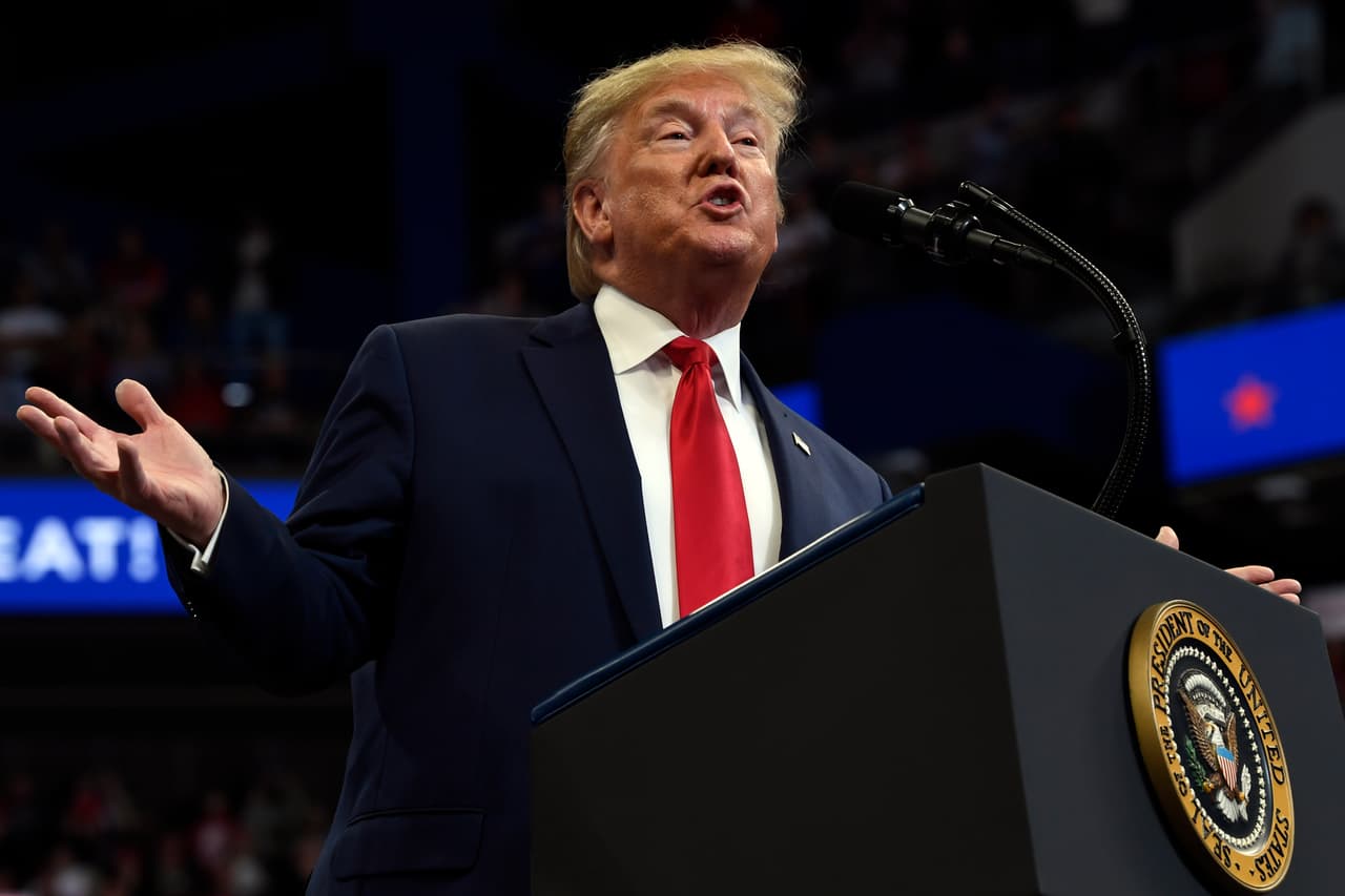 En esta foto de archivo del lunes 4 de noviembre de 2019, el presidente Donald Trump habla durante un evento de campaña en Lexington.