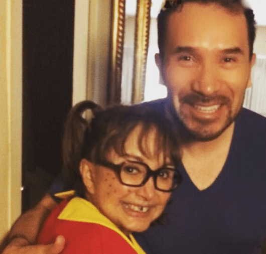 Descubrimos que es fan de El Chavo del Ocho, a través de sus redes sociales compartió una fotografía con la entrañable Chilindrina. 
<br>