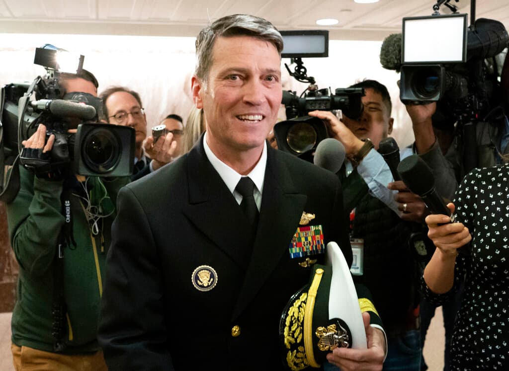 <b>Ronny Jackson</b>, exmédico de Donald Trump en la Casa Blanca y actual representante por el distrito 13 (Amarillo), uno de los más republicanos del país, dijo que un proceso de destitución solo "agitaría las flamas" de la polarización antes de justificar por qué votaría en contra del proceso de
<i>impeachment</i>.