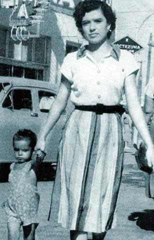 Juan Gabriel nació el 7 de enero de 1950 en Parácuaro, Michoacán bajo el nombre de Alberto Aguilera Valadez. Su madre era Victoria Valadez y su padre Gabriel Aguilera. Era el menor de 10 hermanos.