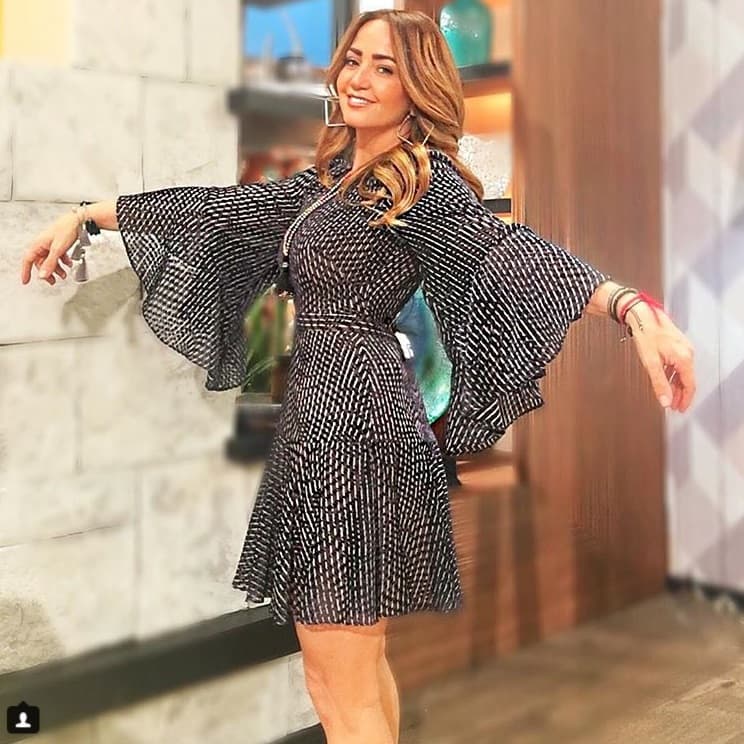 Los vestidos vaporosos con mangas acampanadas y estampado te harán lucir muy a la moda, así como Andrea Legarreta.