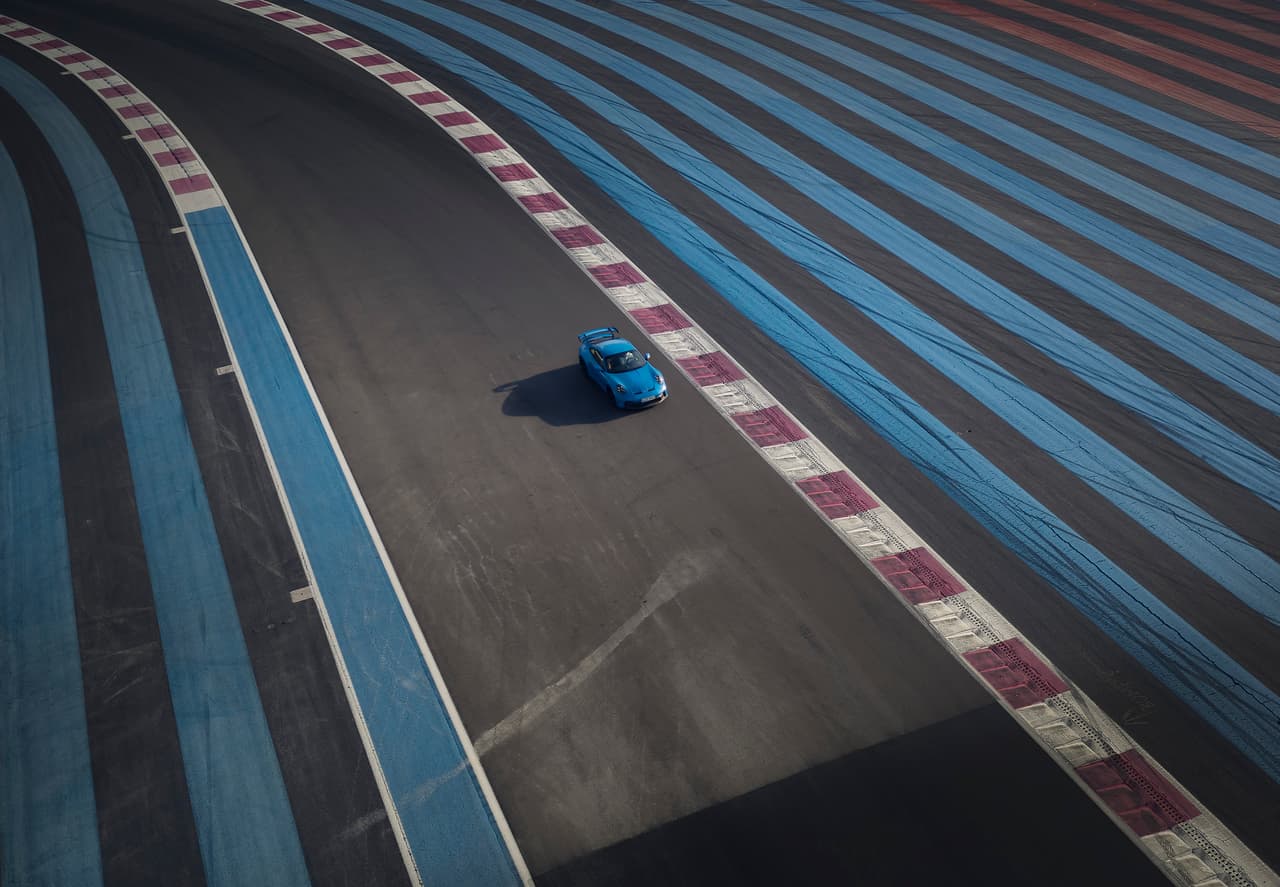 Su capo, alerón posterior y difusor posterior son fabricados usando fibra de carbono, mientras que el parabrisas usa un compuesto ultraliviano.