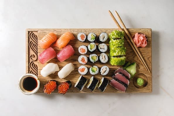<b>8. </b>El 
<b>sushi japonés</b> se coloca en el octavo de la lista. Algas, arroz y pescado crudo es la base de este platillo. Sin embargo, puedes encontrarlo con mariscos varios, frutas, vegetales, frutas y hasta queso.
