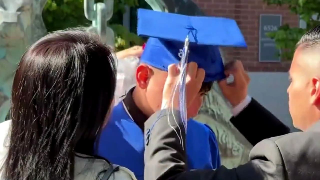 “Pensaba que no iba a llegar”: Joven colombiano logra estar en su graduación en Chicago tras meses bajo custodia de ICE