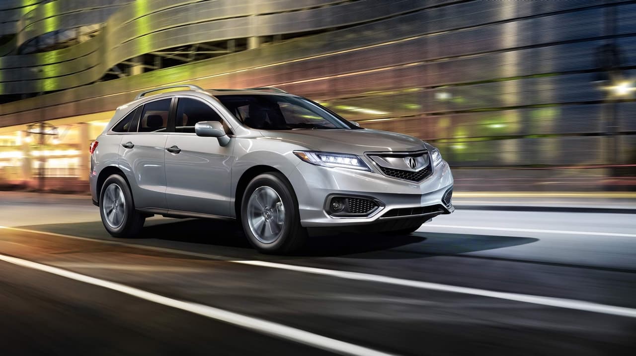 <b>Camionetas medianas de lujo</b>: La brillante
<b>Acura RDX</b> con su manejo ágil y deportivo no es un vehículo que se caracterice por la seguridad que ofrece, ya que son sus atributos más sexy son los que más saltan a la vista. Sin embargo la RDX ofrece tanta seguridad como el más seguro de los vehículos, como lo certifica el premio ‘Selección Tope de Seguridad Plus’ que el IIHS le otorgó para 2017.