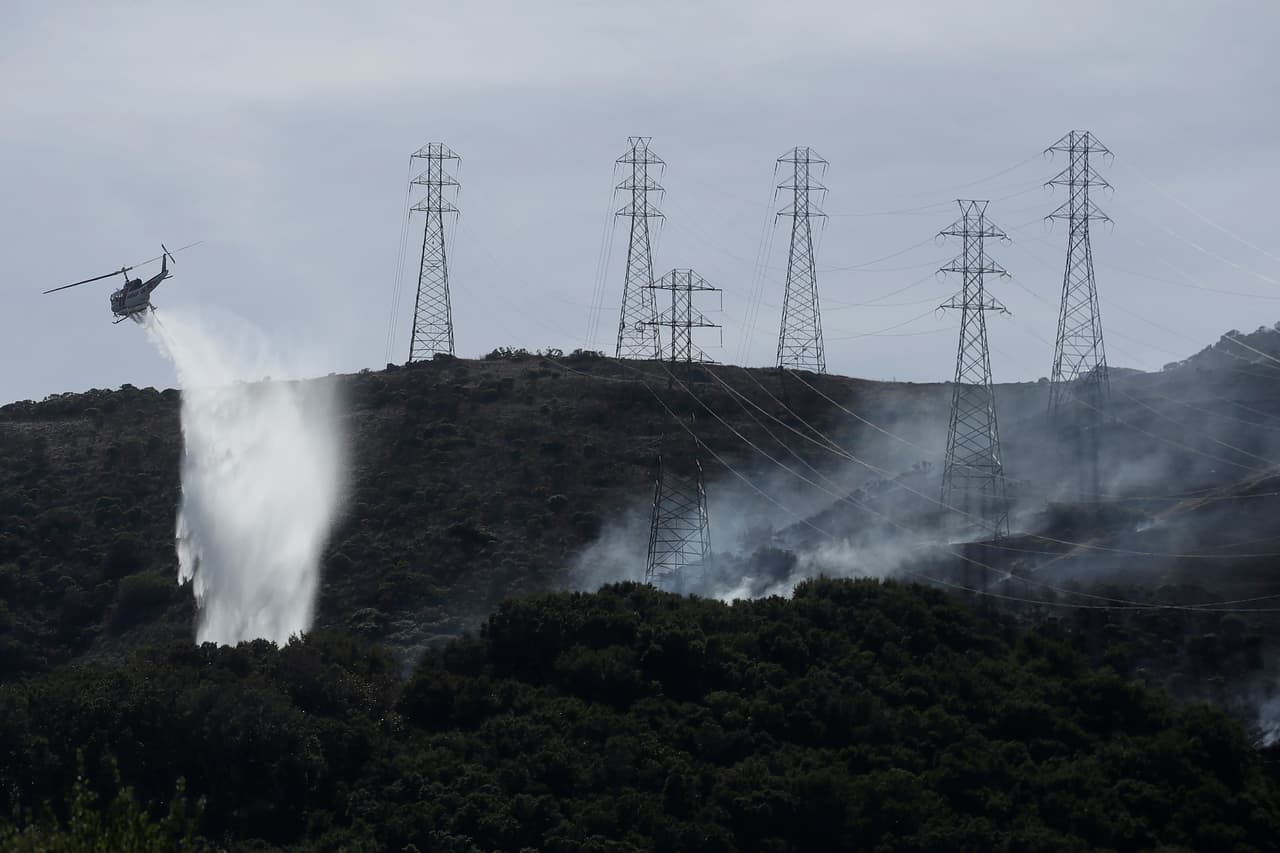 Otro incendio en las colinas de San Bruno, en la región de la Península, mantuvo en vilo a las autoridades durante la mañana del jueves. El siniestro fue contenido luego de quemar 11 acres de vegetación y, como medida de precaución, las cuadrillas de bomberos permanecieron en la zona a lo largo de la noche para prevenir que el fuego se reavive.
