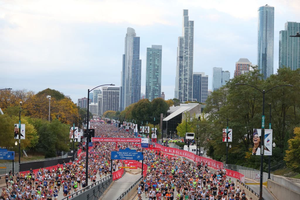 Cierres de calles y estacionamientos disponibles por el Maratón de Chicago 2025