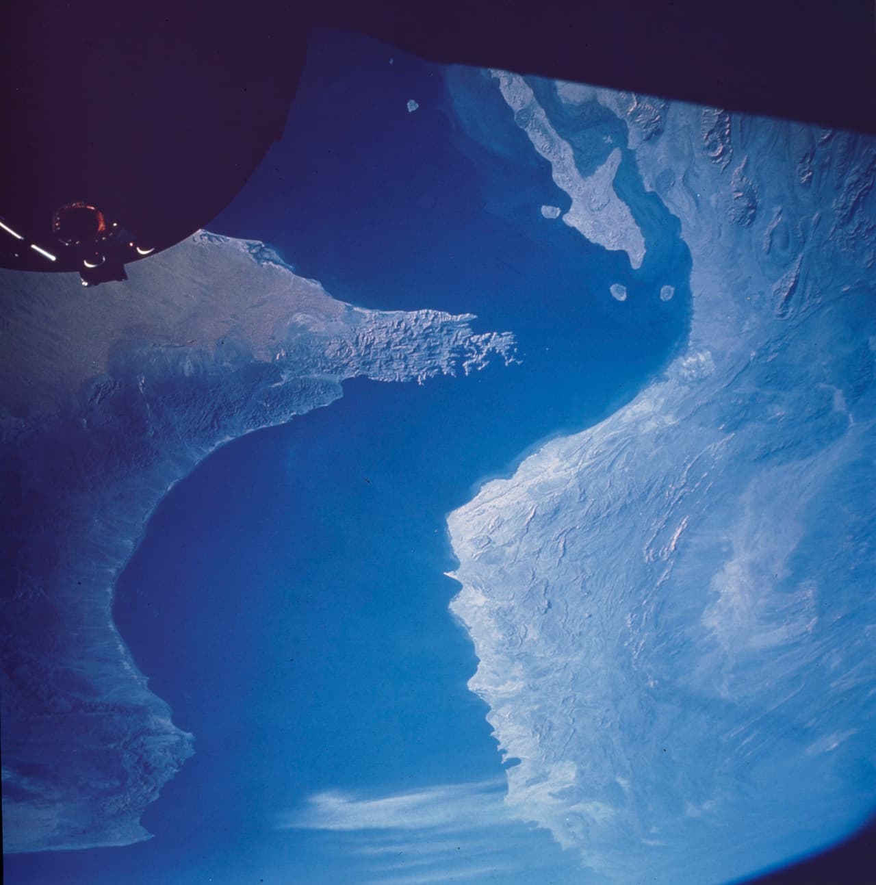 Esta imagen del Estrecho de Hormuz fue tomada por la NASA en 1980.