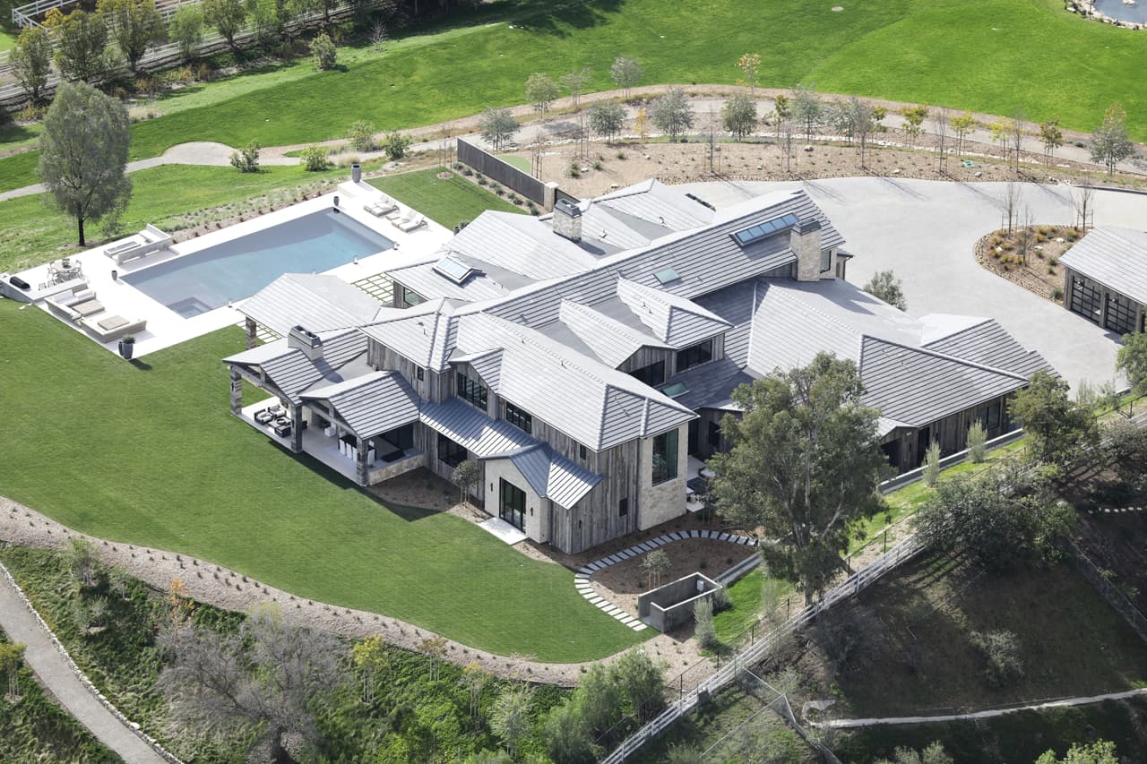 La propiedad de la menor de las Kardashian-Jenner tiene una construcción de 15,000 pies cuadrados y está ubicada sobre un terreno de 2.8 hectáreas, según publicó el diario británico The Sun.
<br>
