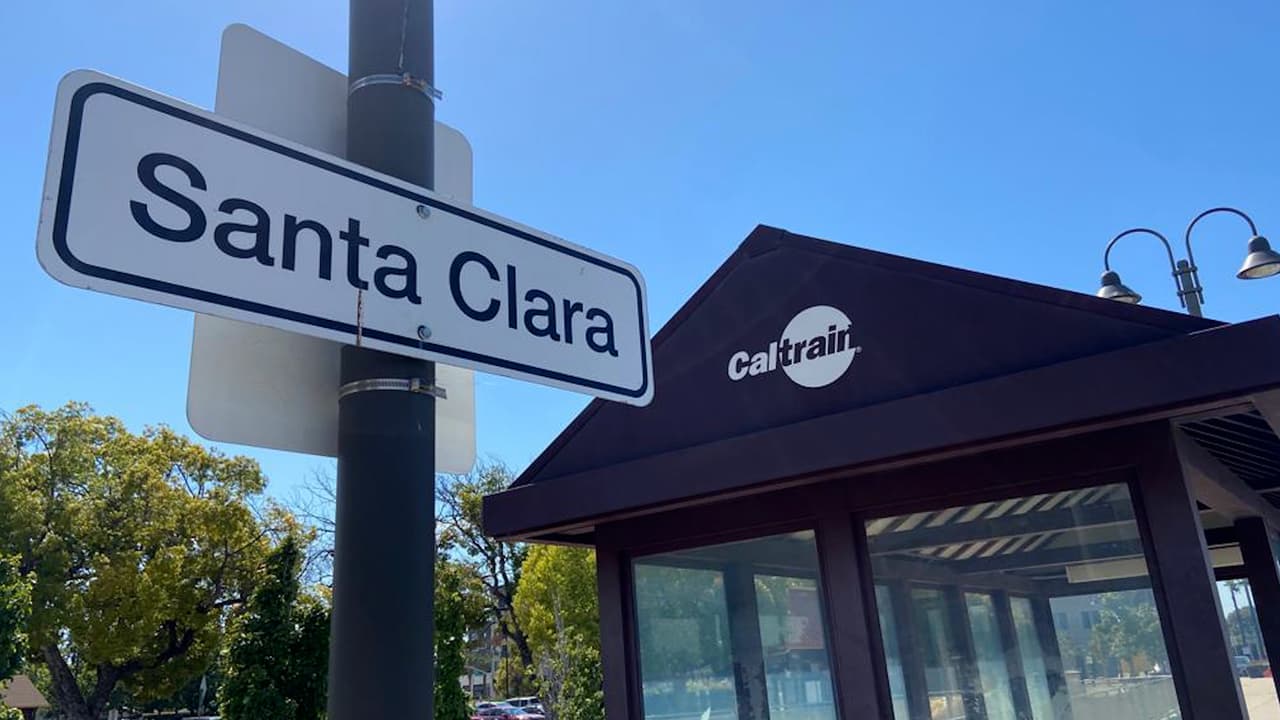 Un tren embistió a un peatón en la estación de Caltrain de Santa Clara. Esta es la octava muerte de Caltrain en 2022 en su derecho de vía. Mira los detalles.
