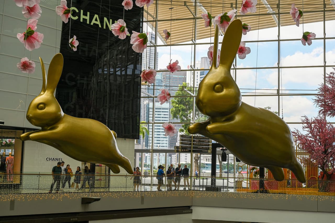 Dos conejos gigantes en el centro comercial Marina Bay Sands de Singapur, que conmemoran el inicio del Año Nuevo Lunar. La fotografía es del 17 de enero de 2023.
