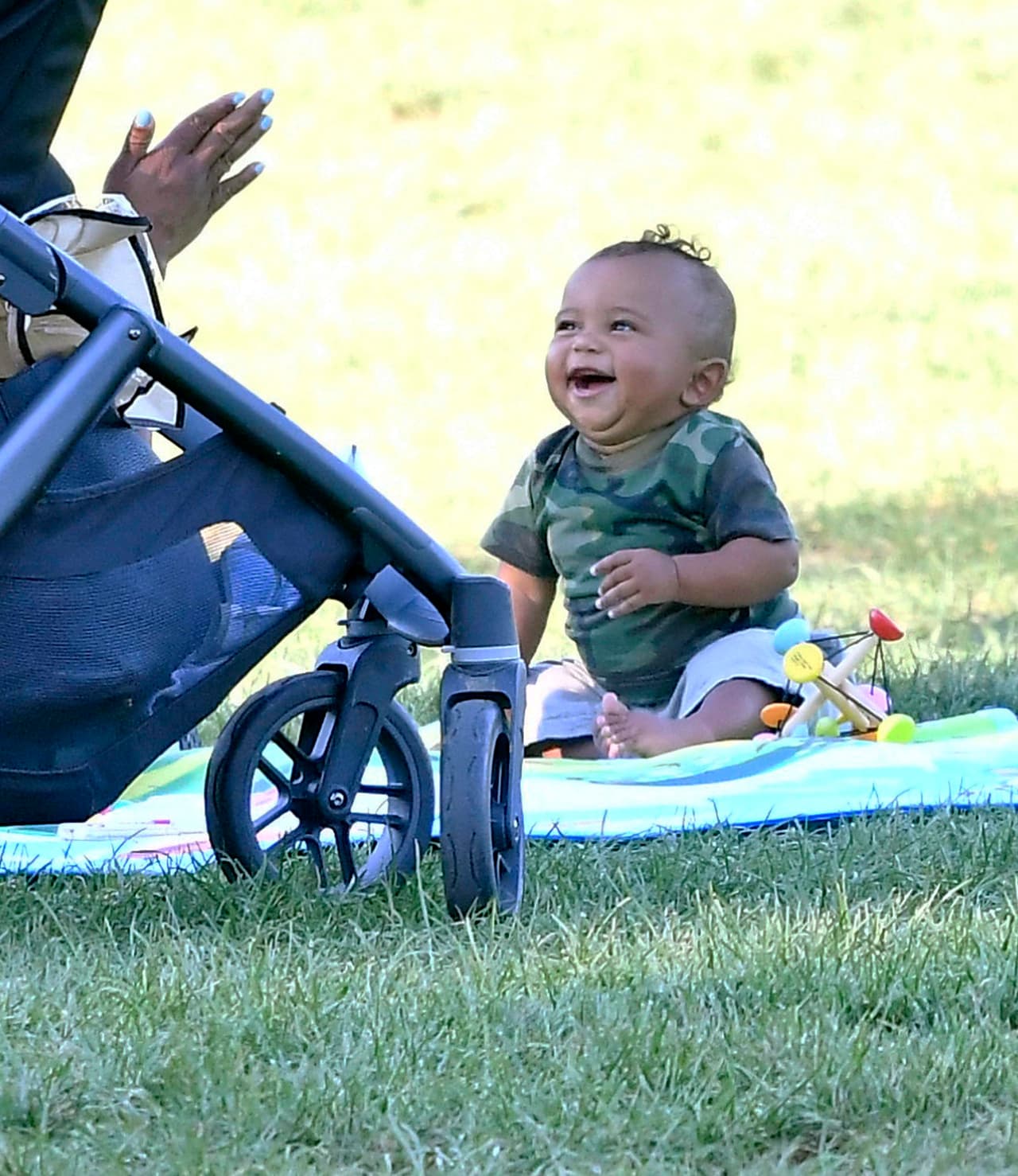 ¡Ternurita! A diferencia de su papi, este nene sí sabe sonreír.