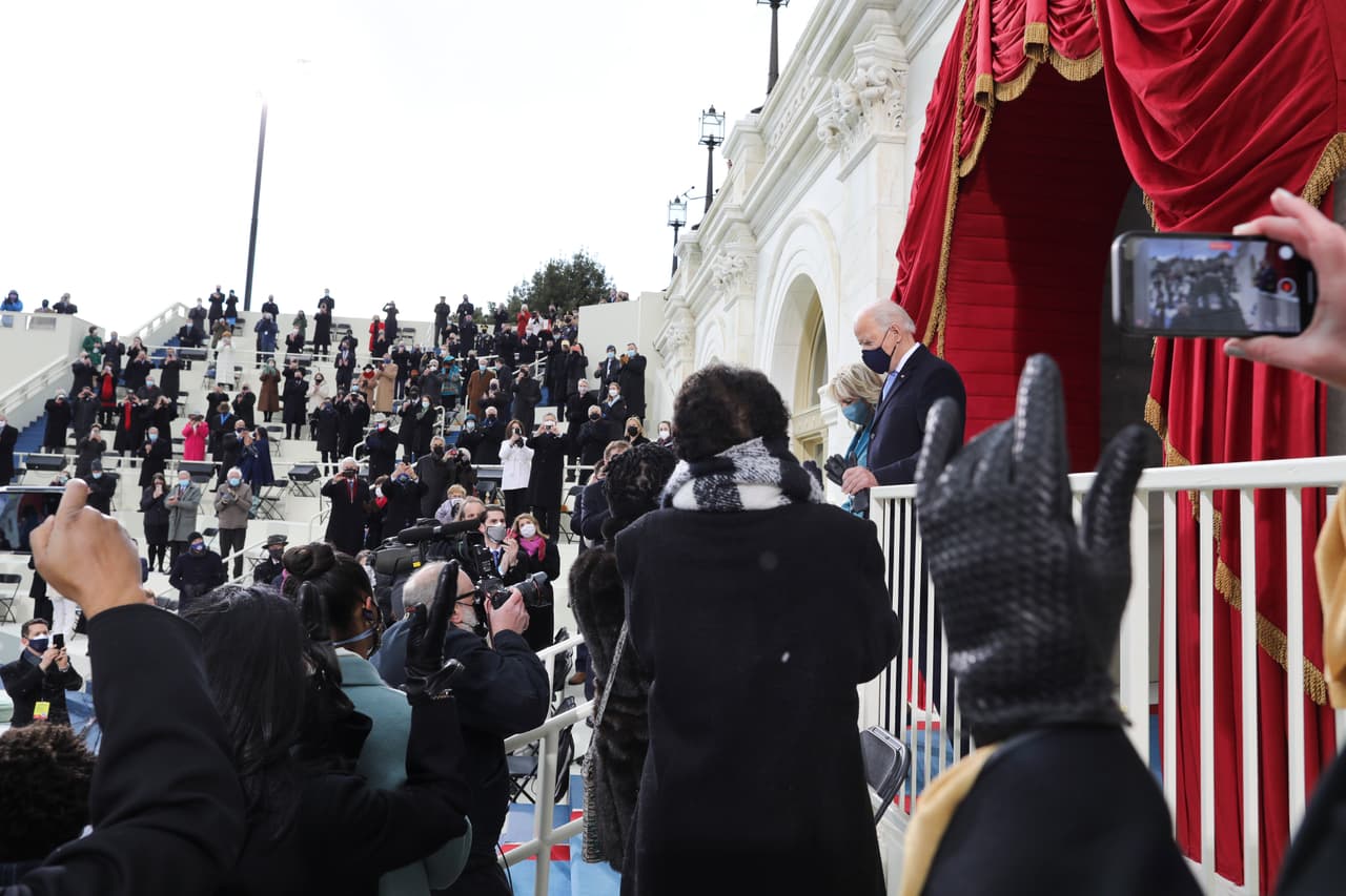 "Felicidades a @POTUS Joe Biden y @VP KamalaHarris. Aprecio el llamado del presidente Biden a la unidad en su discurso inaugural y espero buscar un terreno común para abordar los desafíos urgentes que enfrenta nuestra nación", dijo el senador republicano Thom Tillis, quien 
<a href="https://www.univision.com/local/north-carolina-wuvc/thom-tillis-se-perdera-la-juramentacion-de-biden-por-una-cirugia">no asistió a la ceremonia tras someterse a una cirugía.</a>