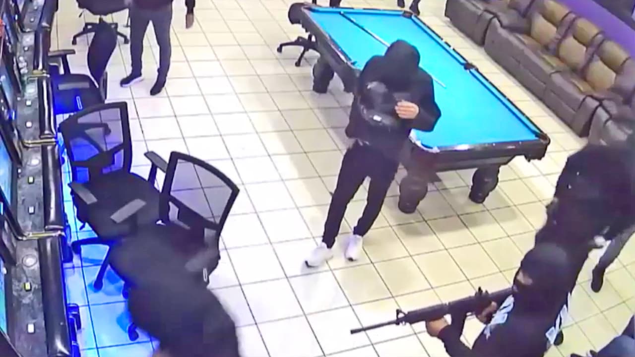 “Algunos estaban hablando español”: buscan a ocho sospechosos de robo armado a negocio en Houston