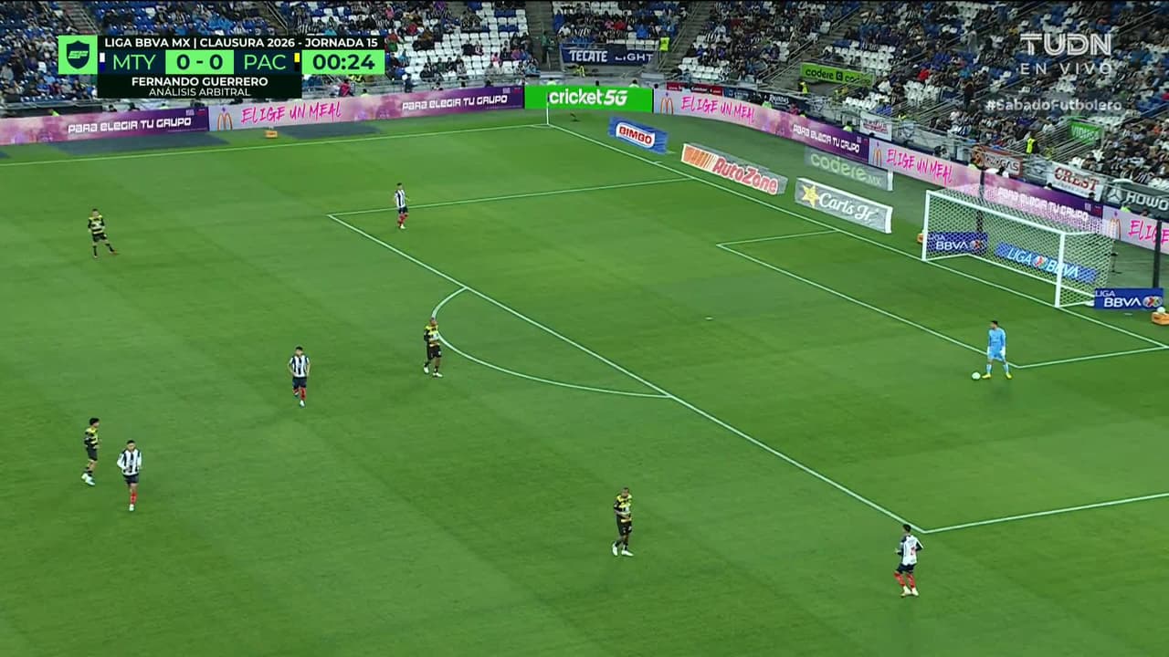 Arranca el partido y la pelota está en juego.