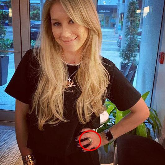 El pasado febrero, 
<b><a href="https://www.univision.com/entretenimiento/la-foto-de-ana-kournikova-que-desato-sospechas-de-boda-con-enrique-iglesias-fotos">Anna Kournikova atrajo todas las miradas</a></b> cuando posó en Instagram presumiendo un llamativo anillo en su mano izquierda. De inmediato, comenzaron las especulaciones sobre su futura boda con Enrique Iglesias.