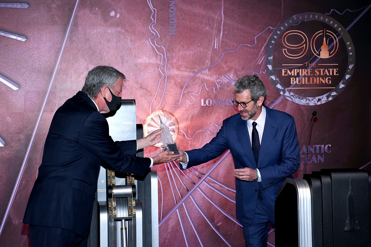 Esta mañana el alcalde Bill de Blasio estuvo en el rascacielos durante una ceremonia especial de iluminación por el 90 aniversario del edificio.